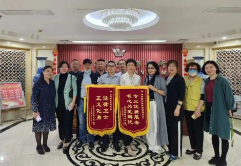 律所動態(tài) | 業(yè)主購房十?dāng)?shù)年難辦證，管理人多番努力終解決——購房業(yè)主向管理人維特所及黃昭毅律師贈送錦旗