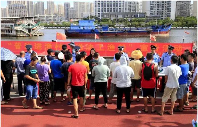 普法進漁村 送法上漁船 海南正益律師事務(wù)所聯(lián)合?？诤０毒炻?lián)合“普法號”執(zhí)法艇啟航開展法治宣傳工作