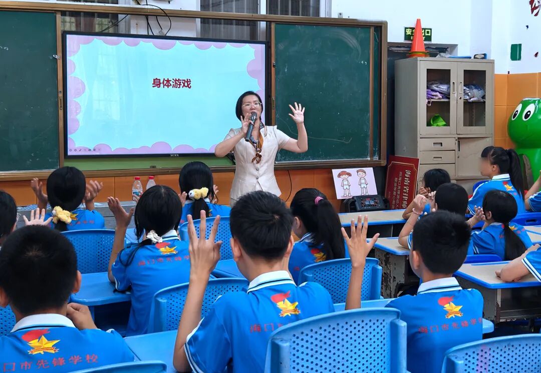 海南省律師協(xié)會(huì)到農(nóng)民工子弟學(xué)校開(kāi)展關(guān)愛(ài)慰問(wèn)活動(dòng)